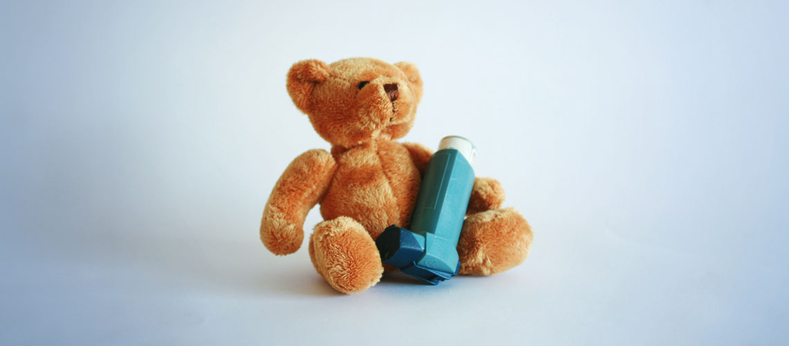 urso de peluche com bomba de asma
